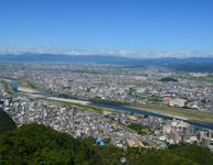 在山顶可将浓尾平野和山峦一览无余